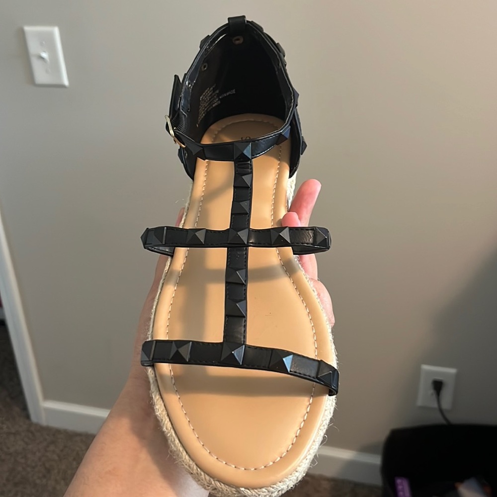 Flat sandals